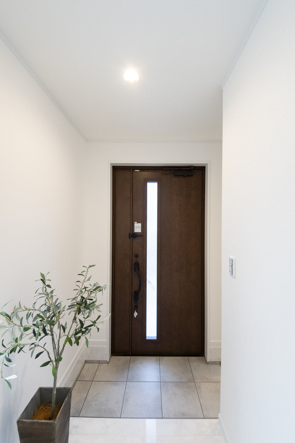 白を基調とした明るい玄関。家族専用とゲスト専用に分けることにより、急な来客でもいつでもキレイな玄関に♪