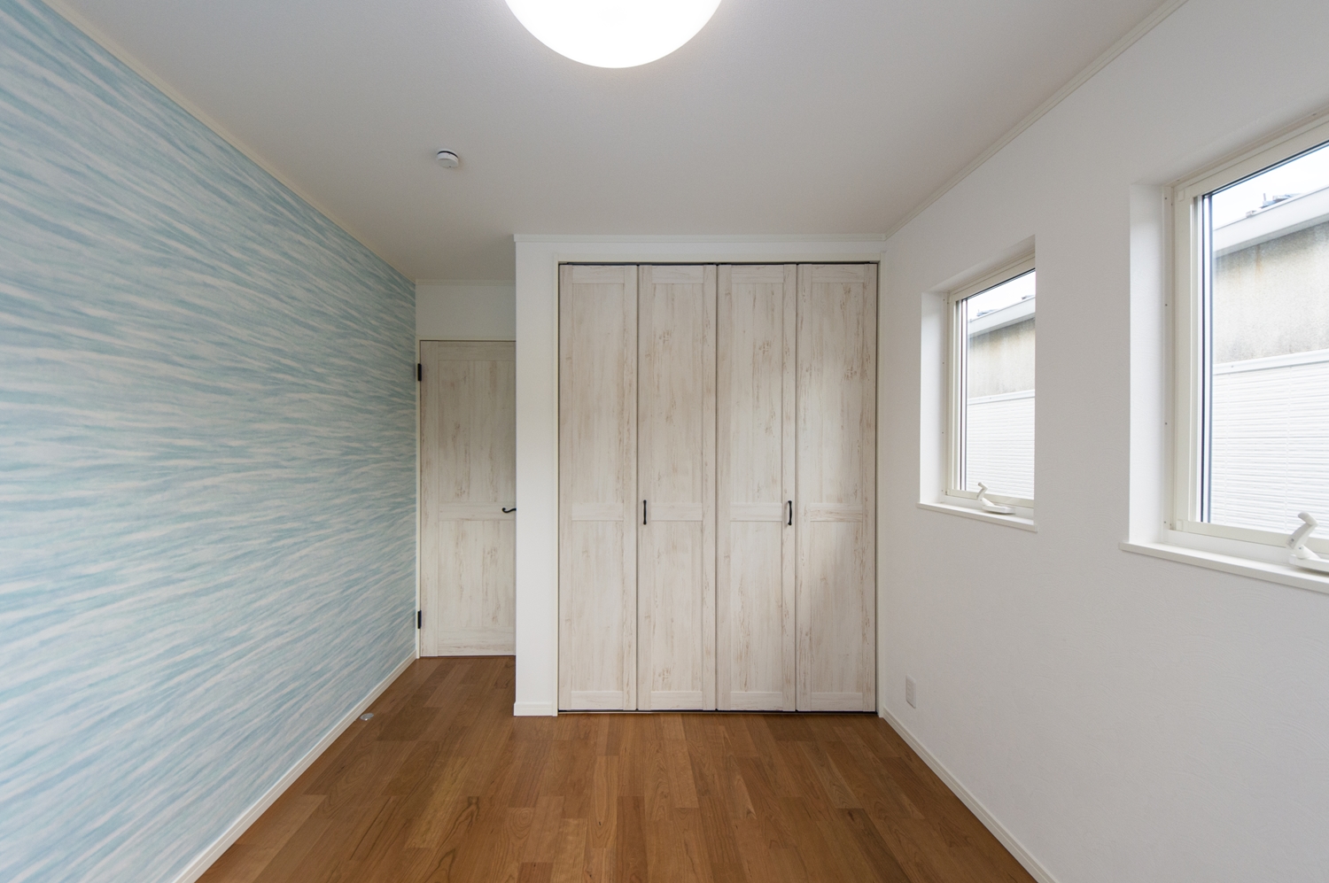 2階洋室／キラキラ輝く海をイメージした、爽やかな壁紙がくつろぎの空間を演出します。