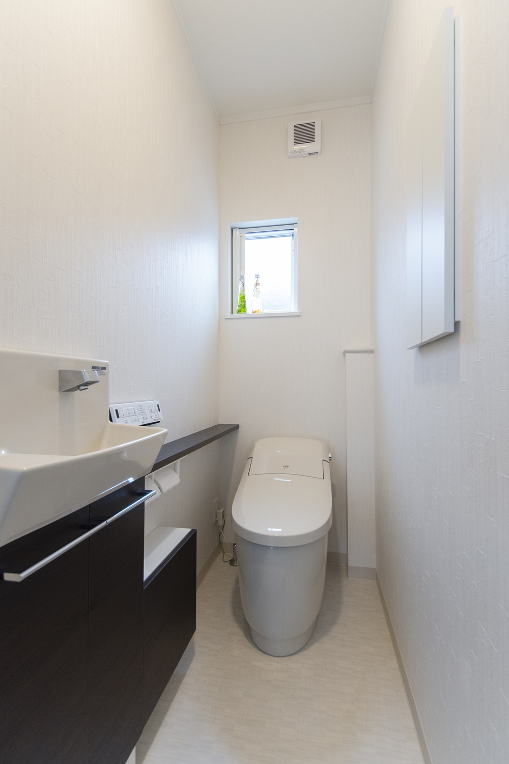 2階トイレ／タンクレスタイプを採用し、手洗いや場所をとらないキャビネットを設置して機能的でスッキリとした空間になりました。