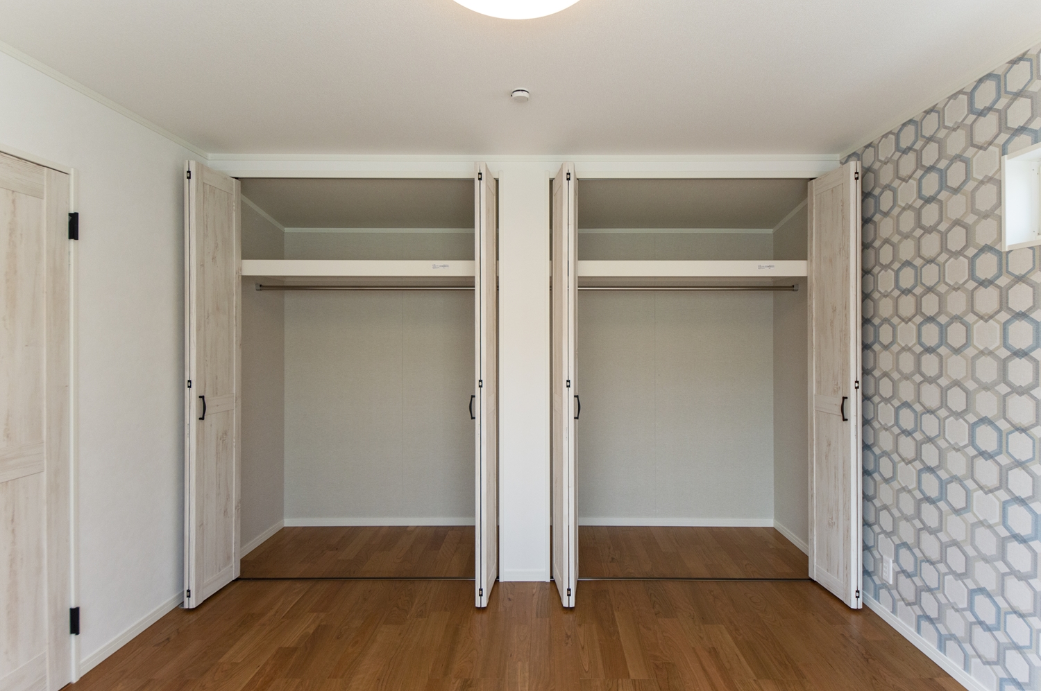 2階洋室／収納たっぷり！住空間を広々とご使用できます。