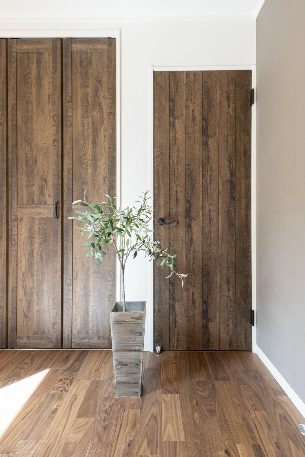 1階洋室／味わいの増した木質の風合いを表現した、ヴィンテージ感のあるおしゃれな建具を施しました。