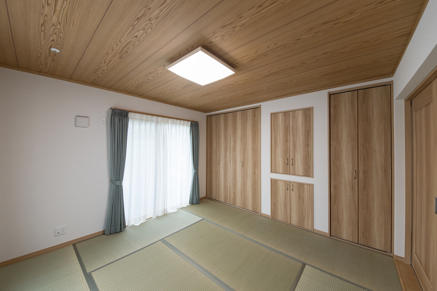 畳敷き洋室／畳のさわやかなグリーンが空間を彩る畳敷き洋室。天井には木目調クロスを施しました。