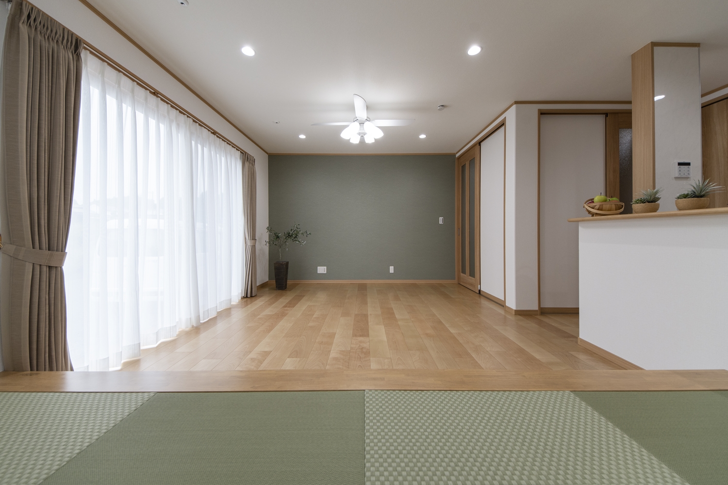 小上がり畳のある、モダンな雰囲気のリビング。畳のさわやかなグリーンが空間を彩ります。