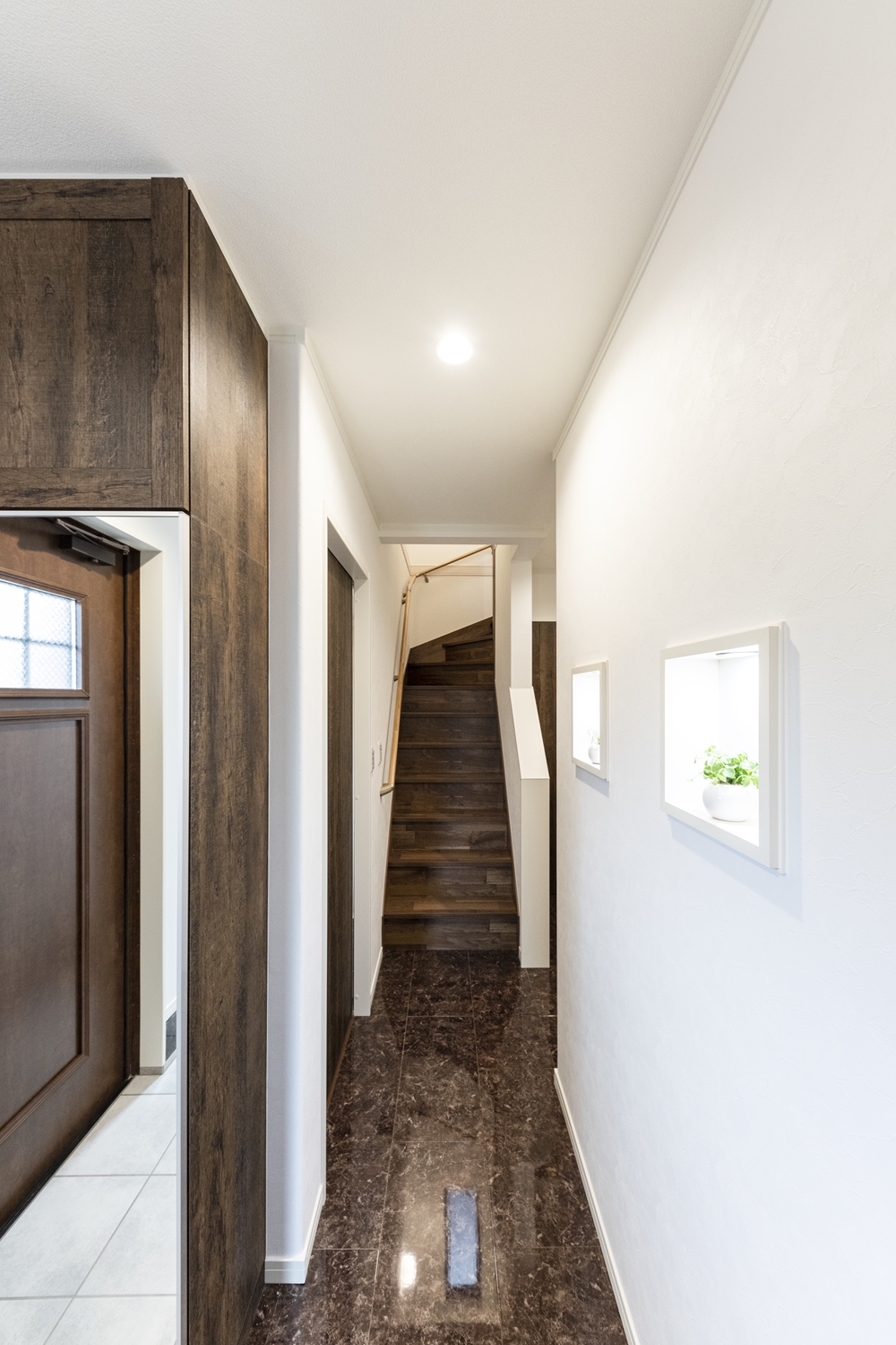 玄関ホール／天然石の風合いをリアルに再現した石目柄の化粧床材が、エレガントな空間を演出します。
