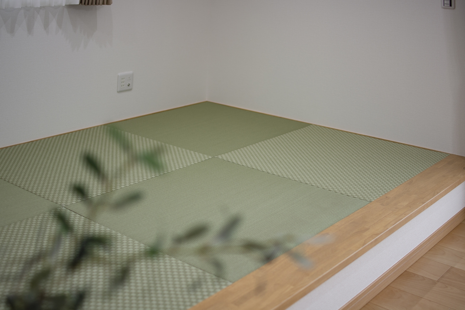 色味とデザインの違うグリーンの畳を市松敷きに並べて、モダンな印象に仕上がりました。