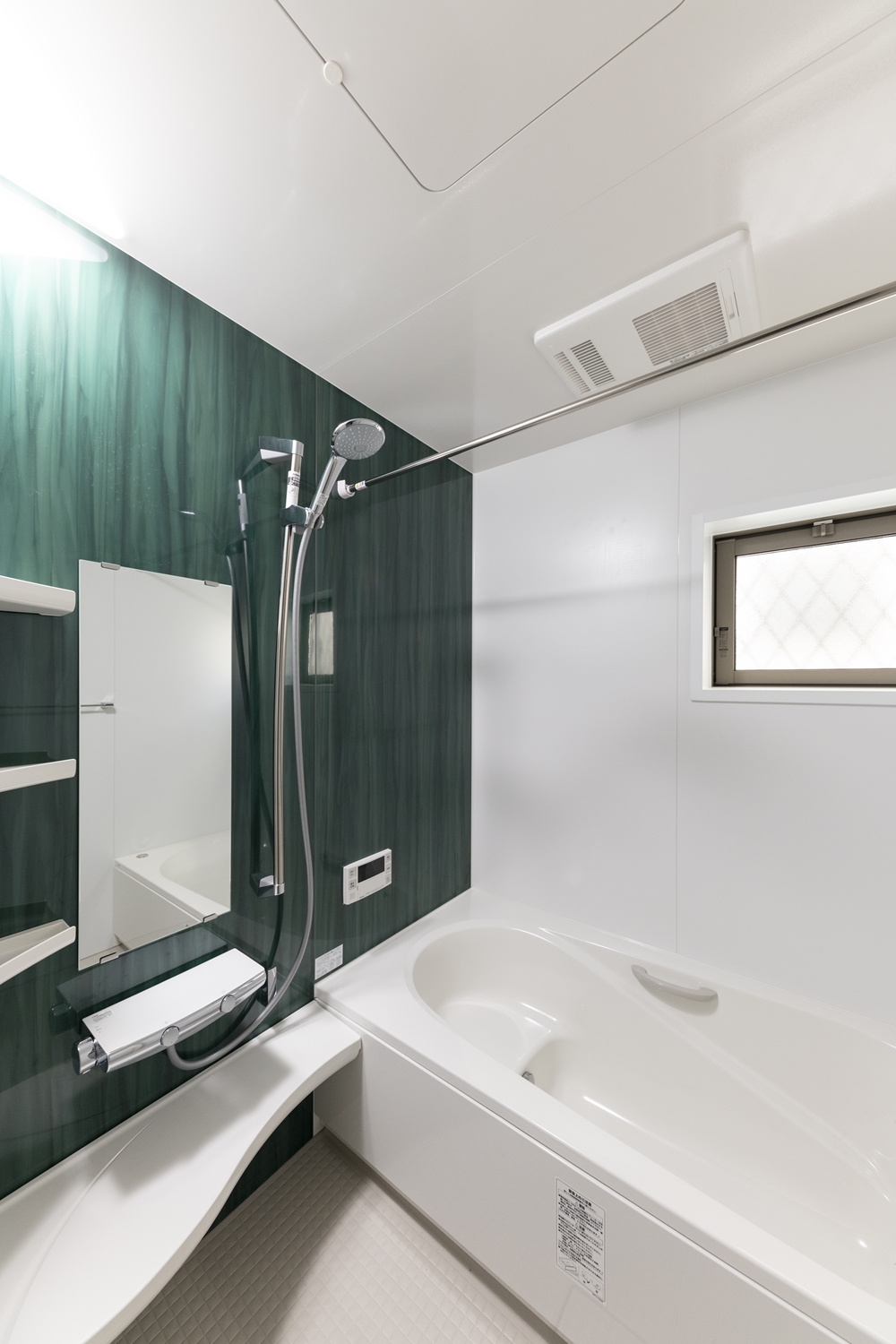 鮮やかなグリーン色のデザインが浴室空間を彩ります。