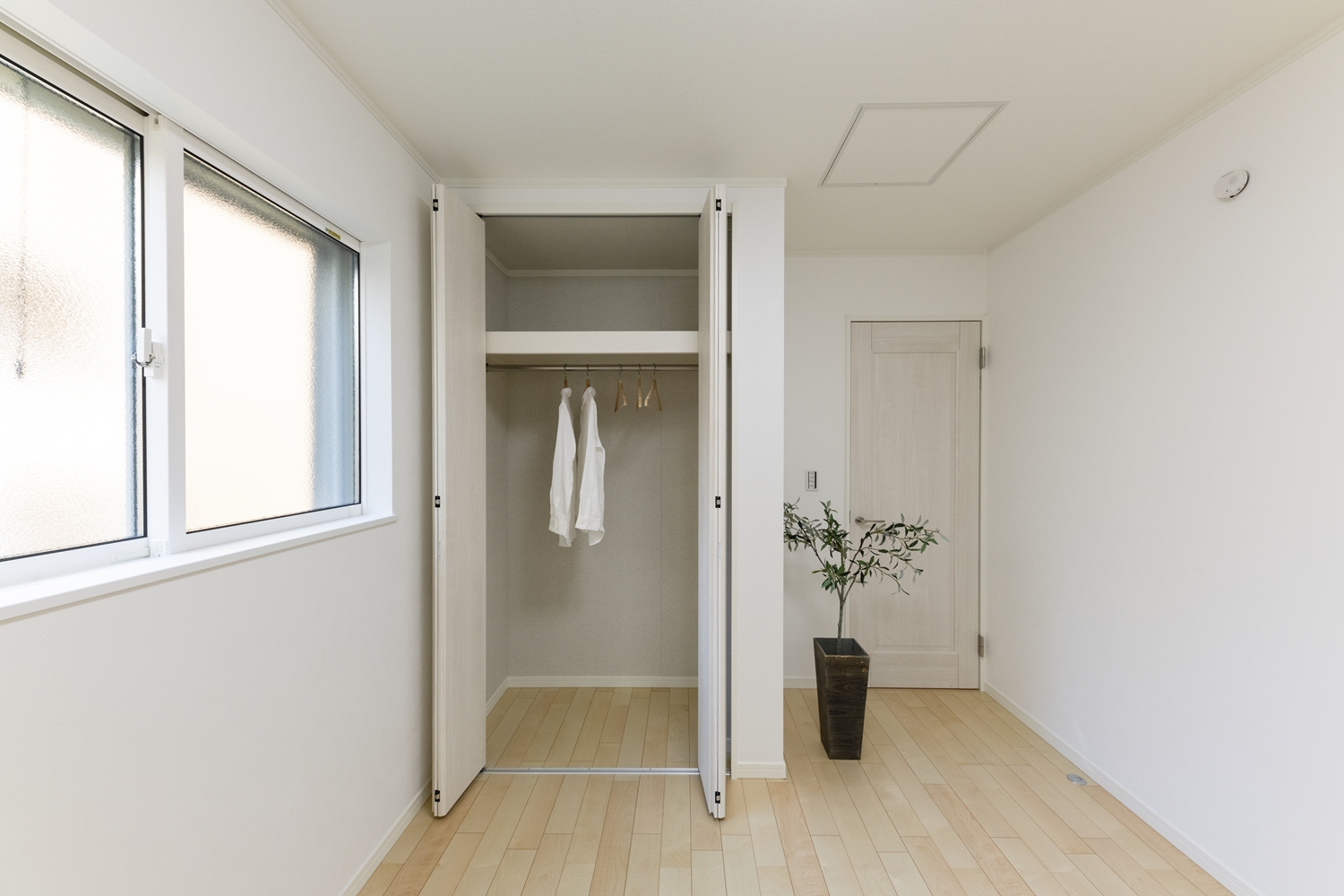 1階洋室／充実した収納で住空間を広々とご使用できます。