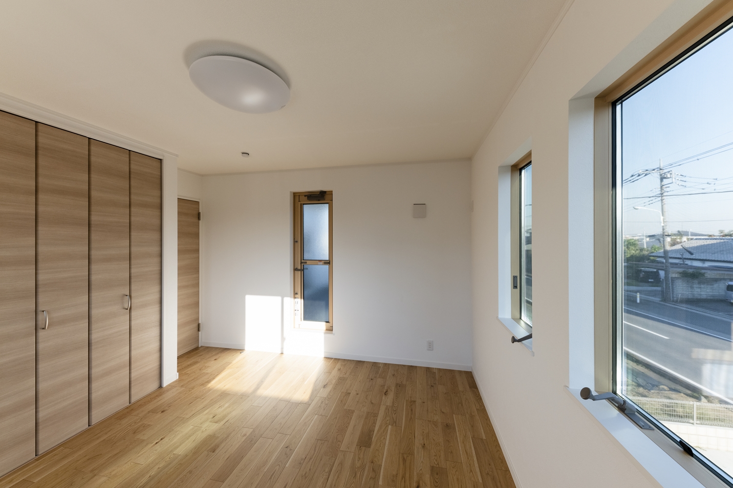 2階洋室／しっかりした木目、特徴的な柾目の斑紋が正統を印象づける「オーク」のフローリングがナチュラルな空間を演出。