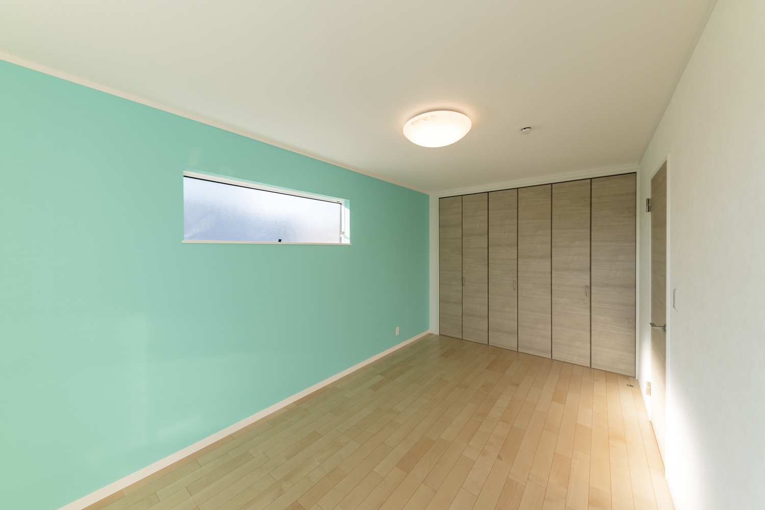 2階洋室／ブルーグリーンの壁紙をアクセントにした、爽やかな空間。
