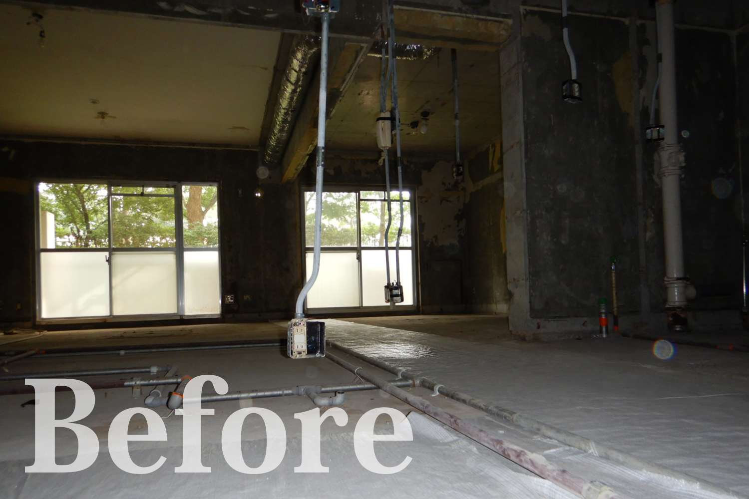 Before／スケルトン状態（既存の建物の骨組みを残し、内装や設備等全てが解体されてある状態）のマンション一室