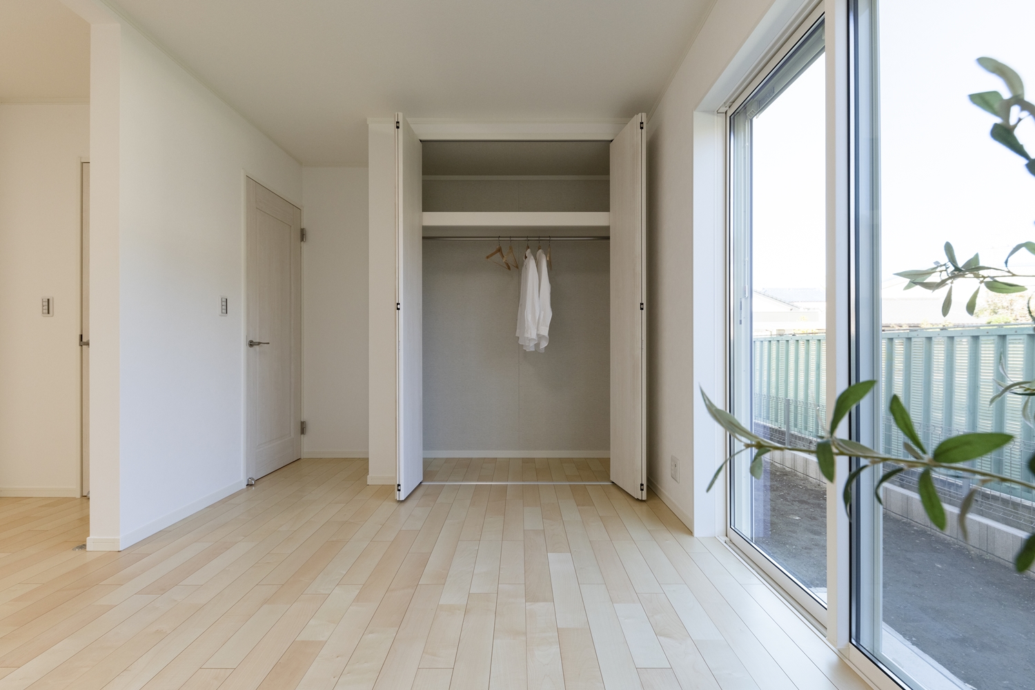 1階洋室／絹のきらめきと繊細な木肌のシカモアのフローリングが、穏やかで心地のよい空間を演出。
