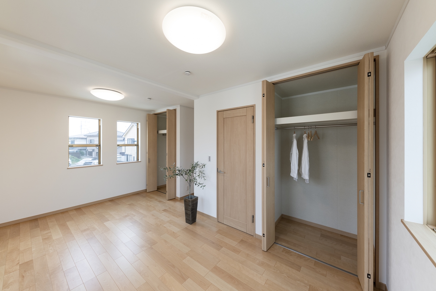 2階洋室／充実した収納で住空間を広々とご使用できます。