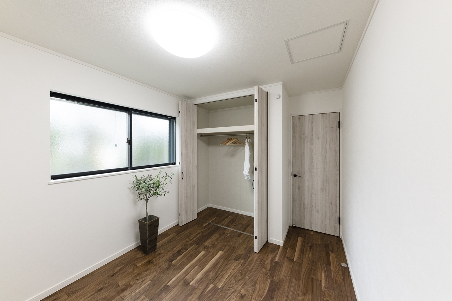 1階洋室／充実した収納で住空間を広々とご使用できます。