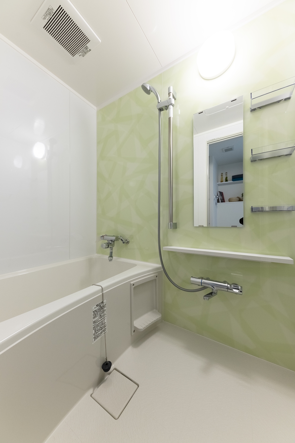 バスルーム／鮮やかなグリーン色のデザインが浴室空間を彩ります。