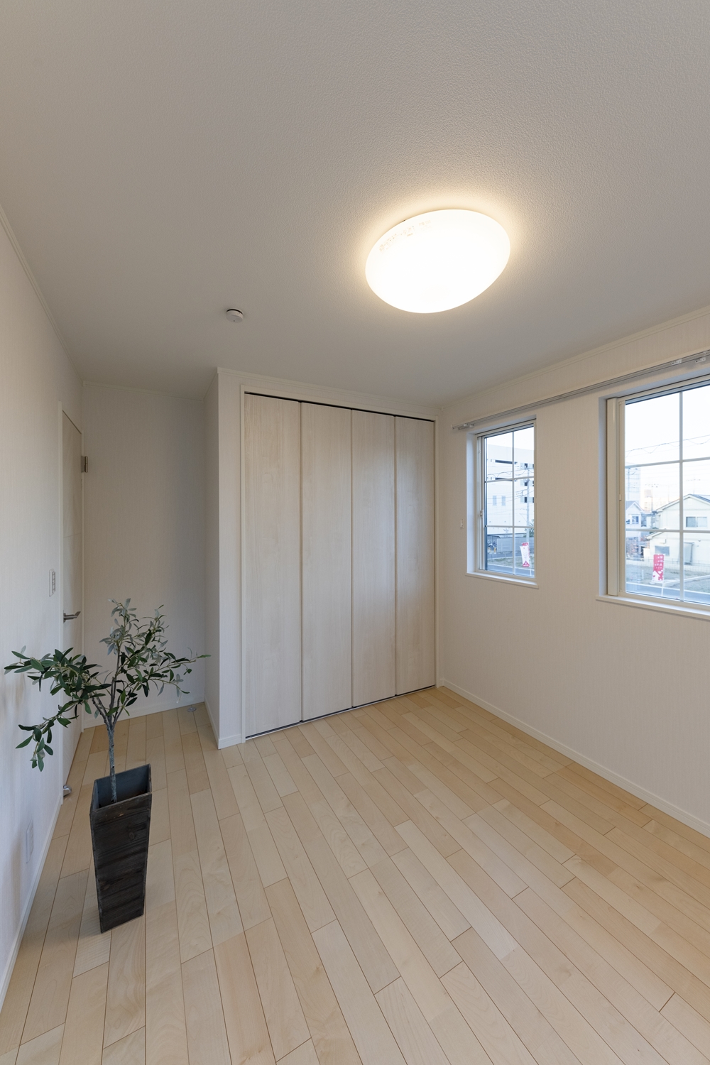 2階洋室／充実した収納で住空間を広々とご使用できます。