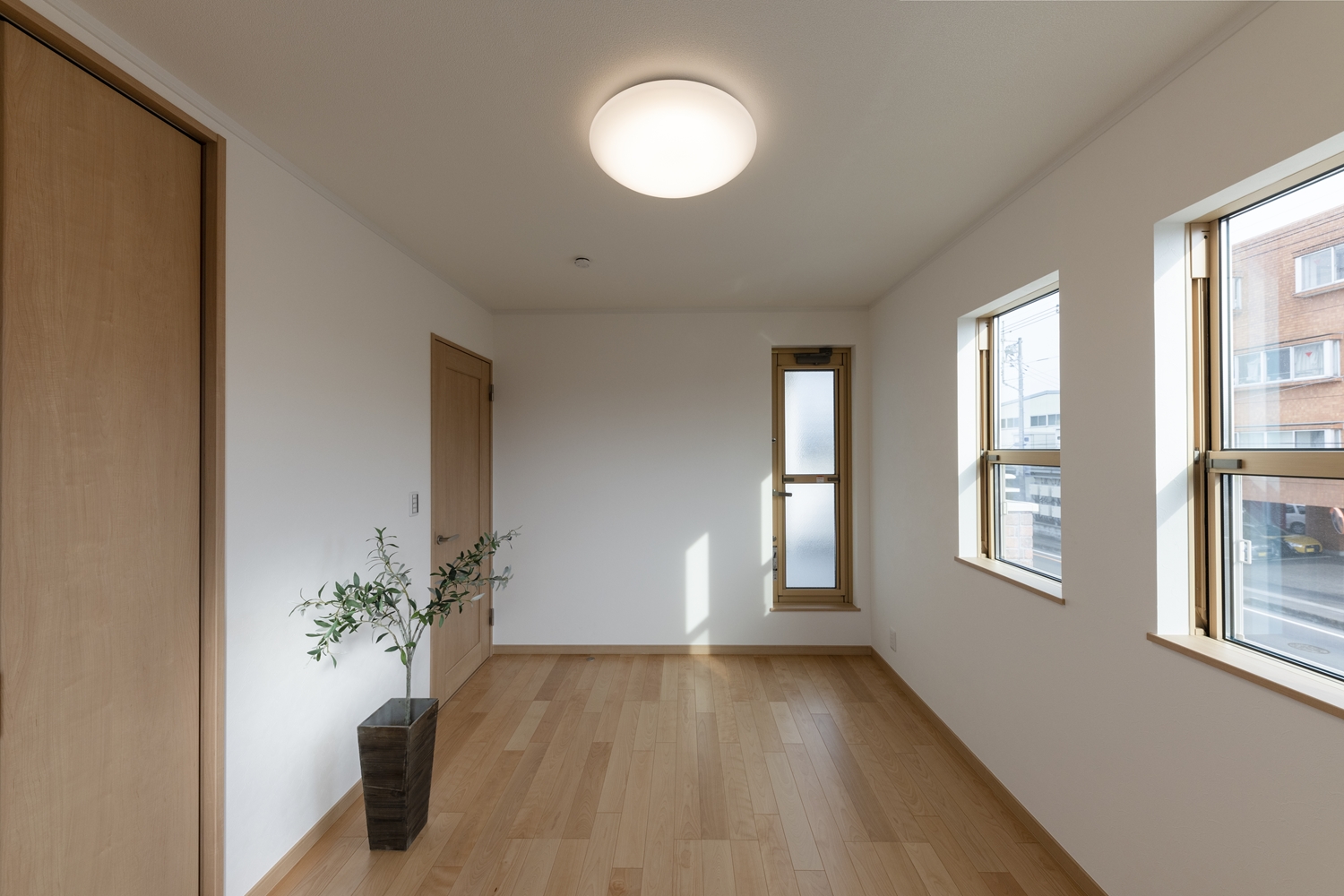 2階洋室／2連の上げ下げ窓が、やさしい光とさわやかな風を室内へと誘います。