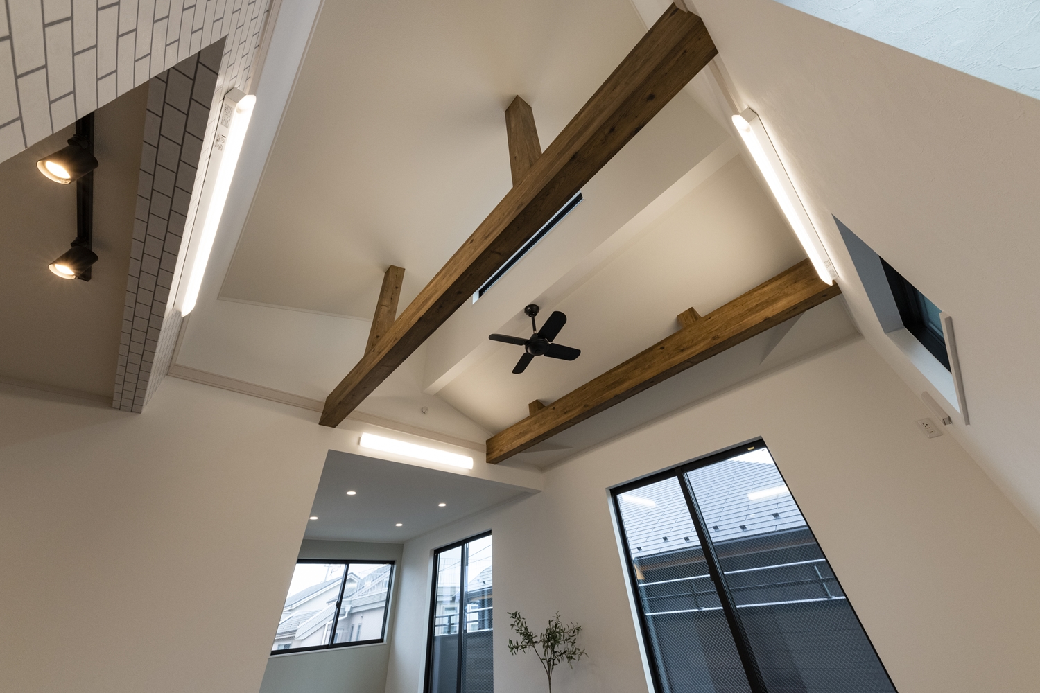 勾配天井と化粧梁が魅力的な開放感たっぷりの2階LDK。