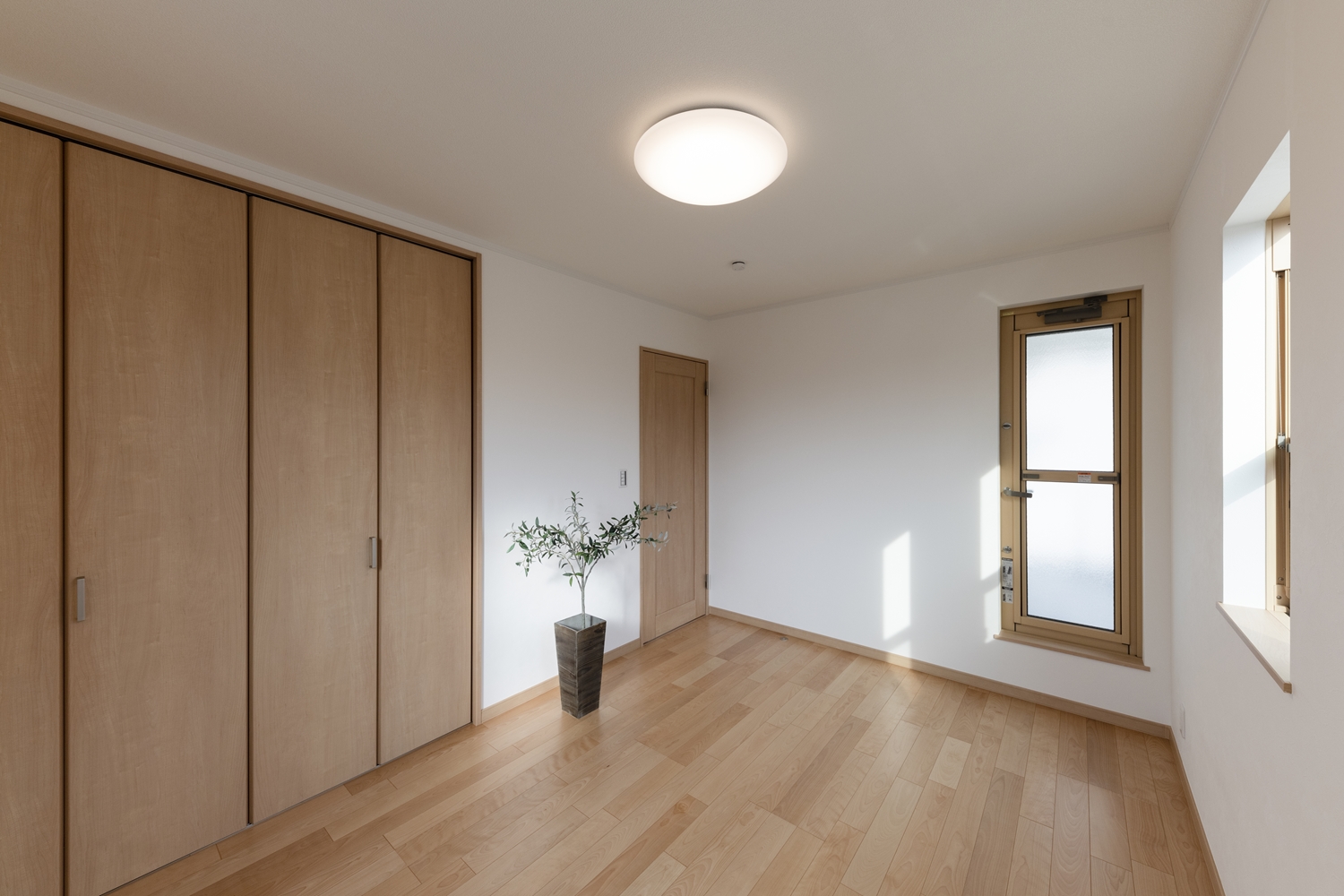 2階洋室／様々なインテリアに合わせやすい、ナチュラルな配色の室内。