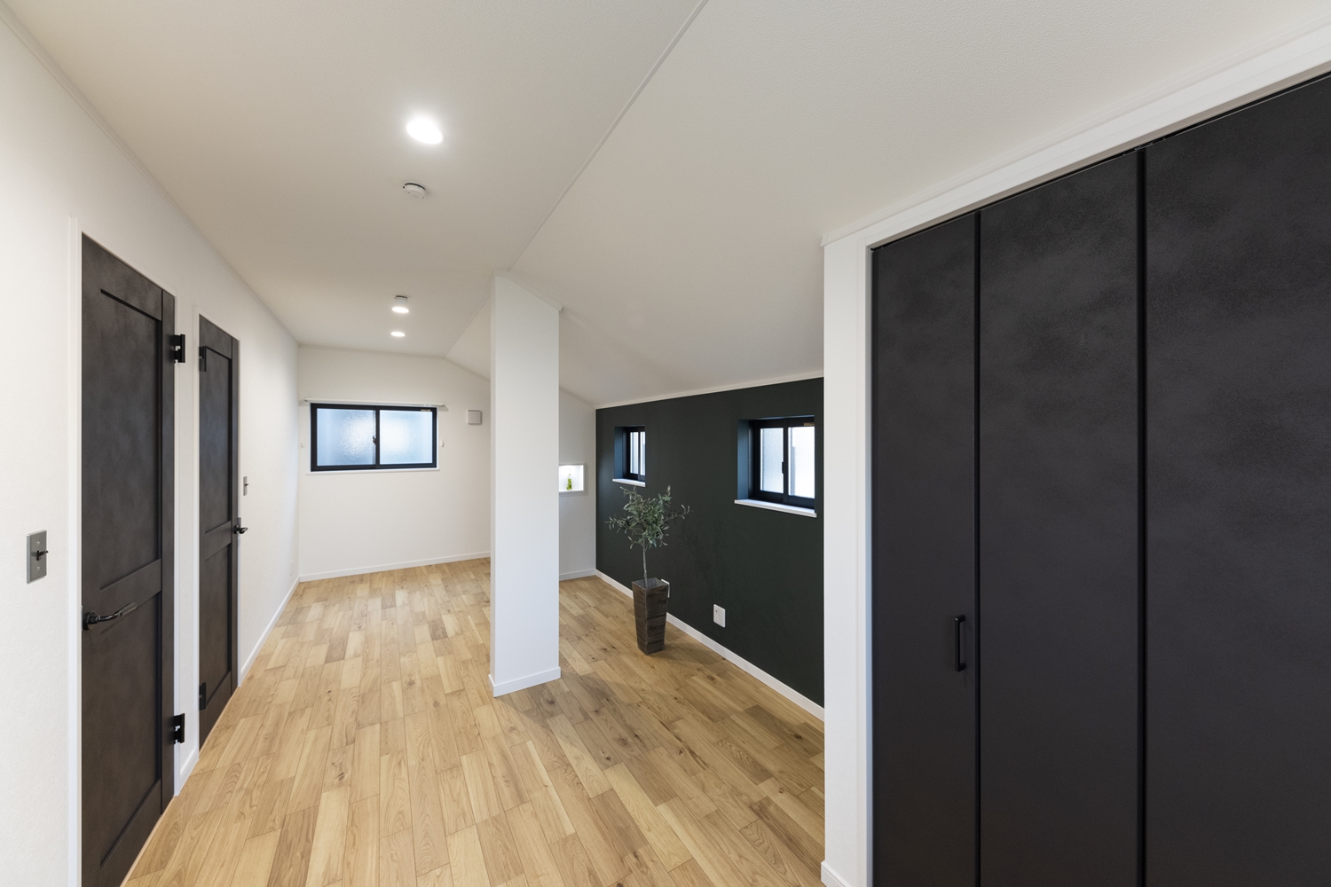 お子様の成長に合わせて、将来2部屋に出来る2ドア1ルームの2階洋室。