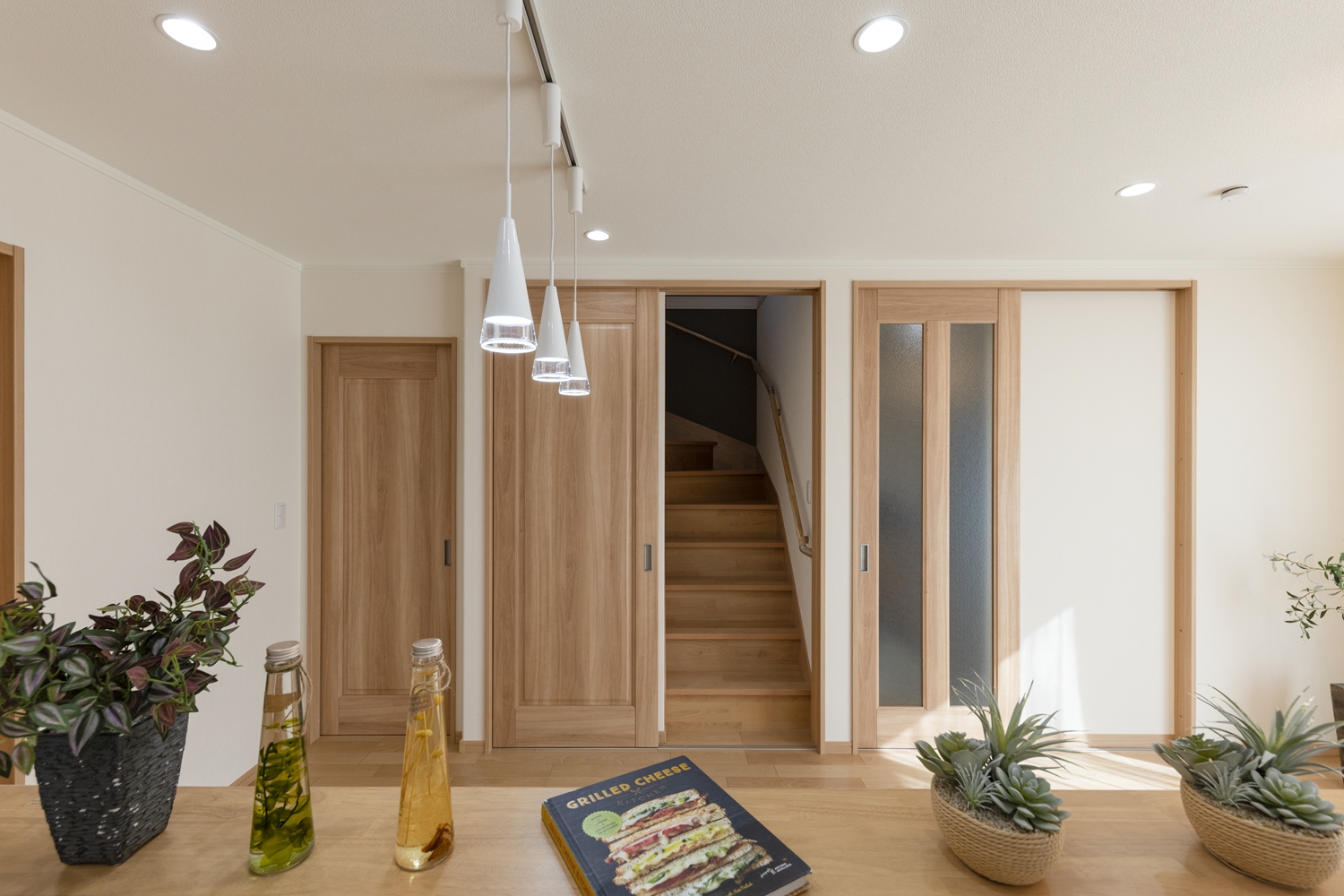 ご家族が自然と顔を合わせる機会が増えるリビングイン階段。階段入口に扉を設置して冷暖房効率をＵＰさせました。