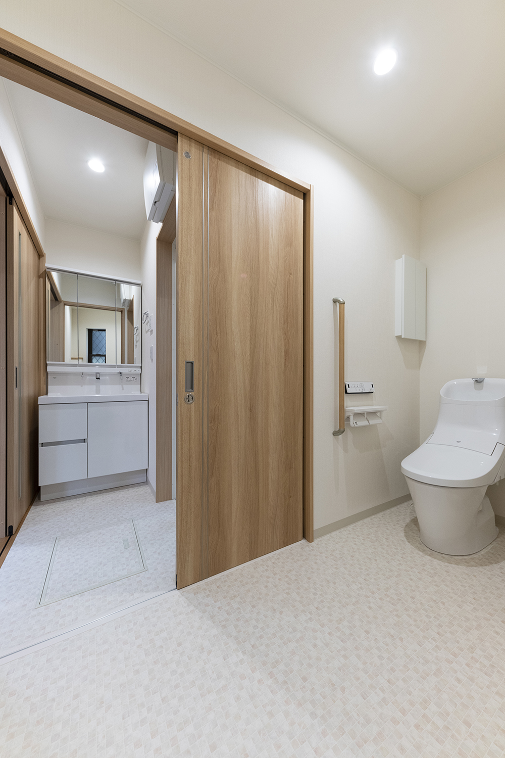 ゆとりのある1階トイレ。手すりを設置して安全で快適な暮らしをサポートします。