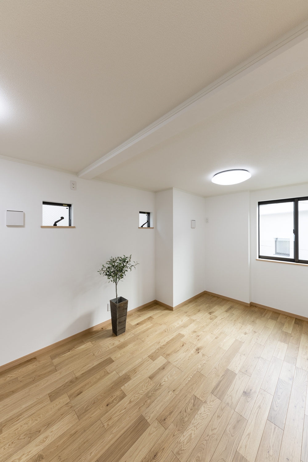2階洋室／様々なインテリアに合わせやすい、ナチュラルな配色の室内。可愛らしいキューブ型の小窓が空間のアクセントに♪