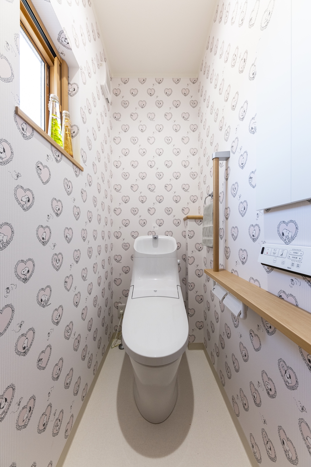 2階トイレ／キャラクターデザインの可愛らしい壁紙が印象的です♪