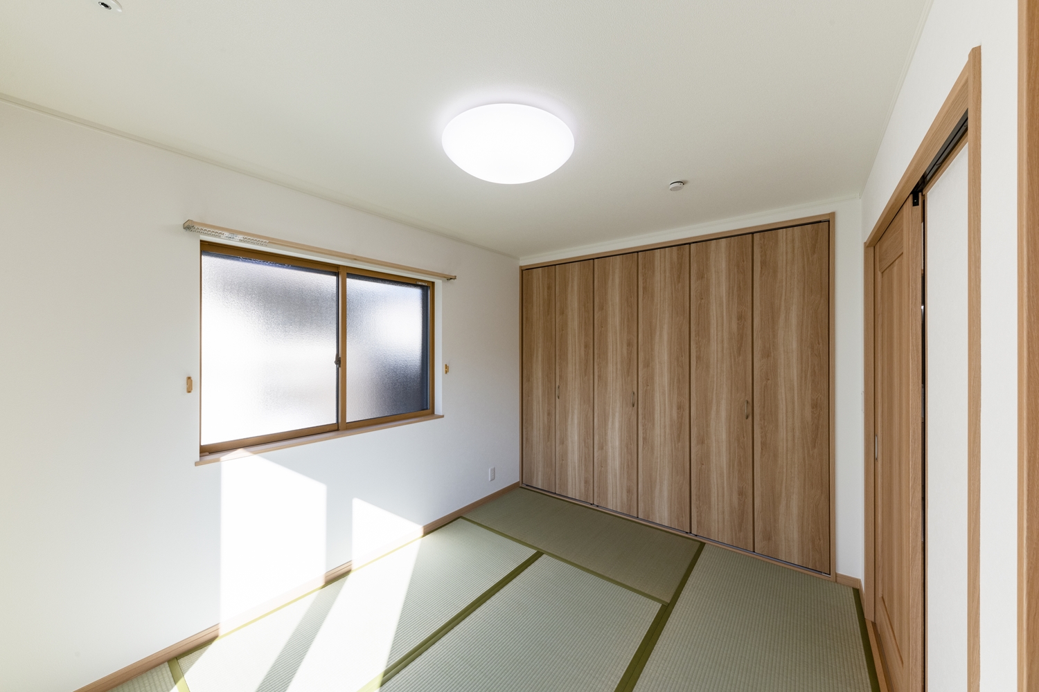 畳のさわやかなグリーンが空間を彩る1階畳敷き洋室。大きなクロゼットを設え収納たっぷり、住空間を広々とご使用できます。