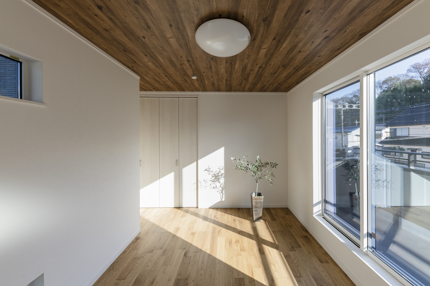 2階洋室／天井に木目調クロスを施し木の温もりを感じる空間に。