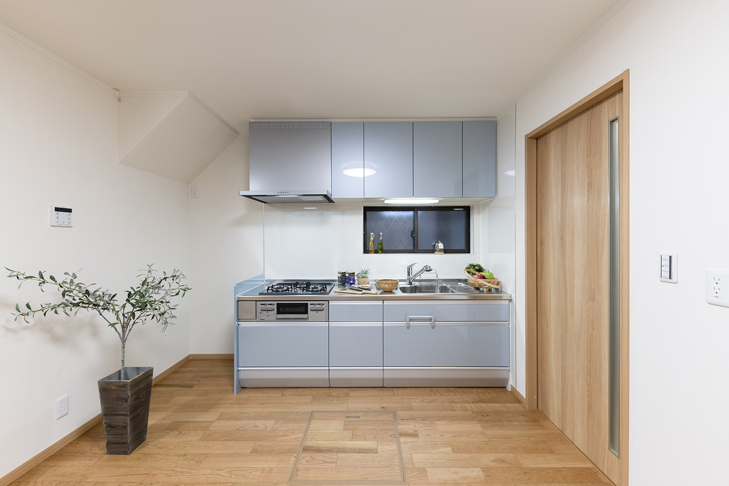 爽やかなブルーのキッチン扉の清潔感溢れるキッチンスペース。