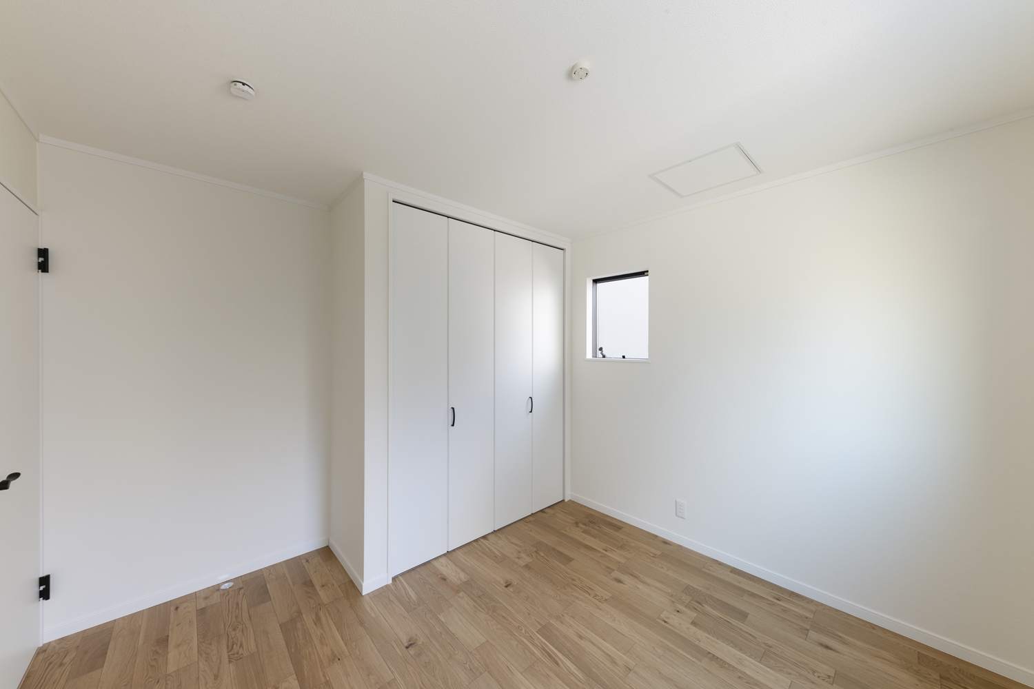 1階洋室／白を基調にしたお部屋。オークの木の優しい風合いを感じる、穏やかでくつろげる空間。