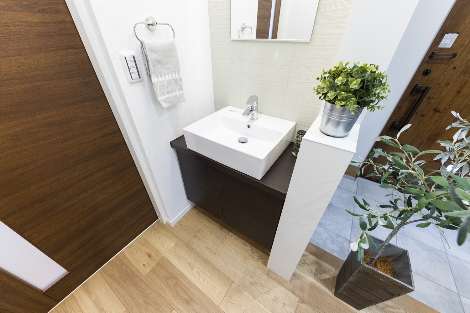 お客様も使いやすい玄関横の手洗いコーナー。帰宅してすぐうがいや手洗いができるので、衛生的で快適です。
