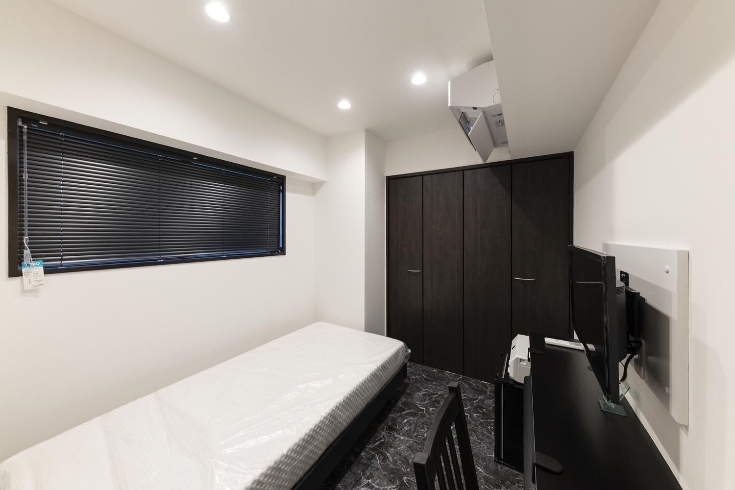 洋室／白×黒をベースにした生活感がなく都会的な印象のかっこいいお部屋に大変身！