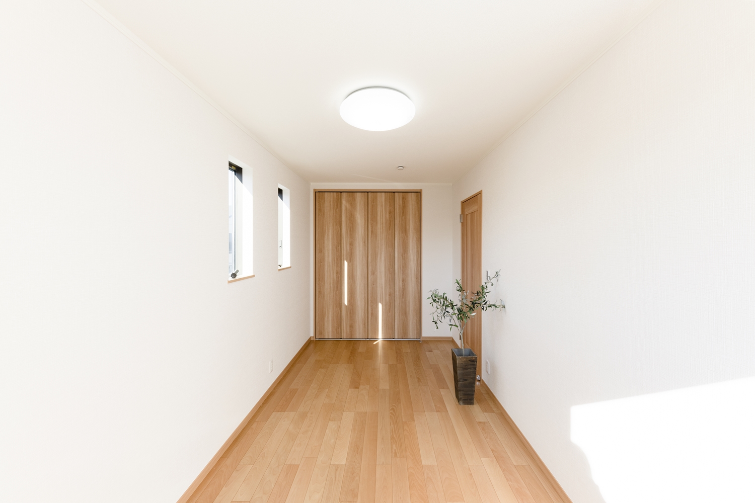 2階洋室／様々なインテリアに合わせやすい、ナチュラルな配色の室内。