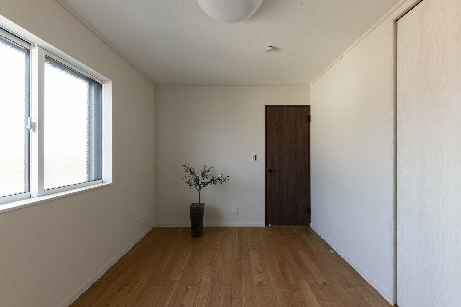 2階洋室／木の優しい風合いを感じる、穏やかでくつろげる洋室。