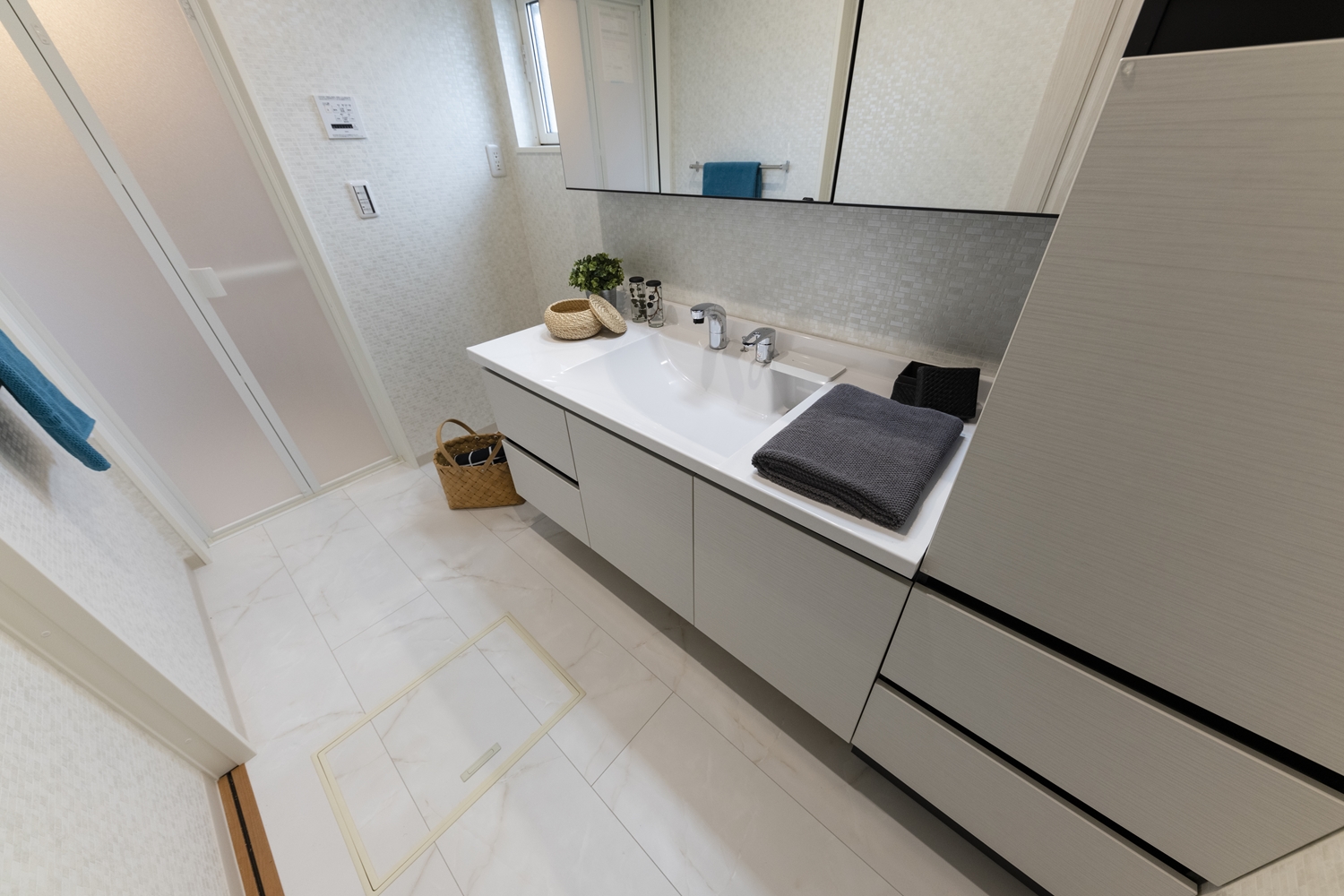 白を基調としたサニタリールーム。ホテルのような洗練された洗面空間が日常を豊かにします。