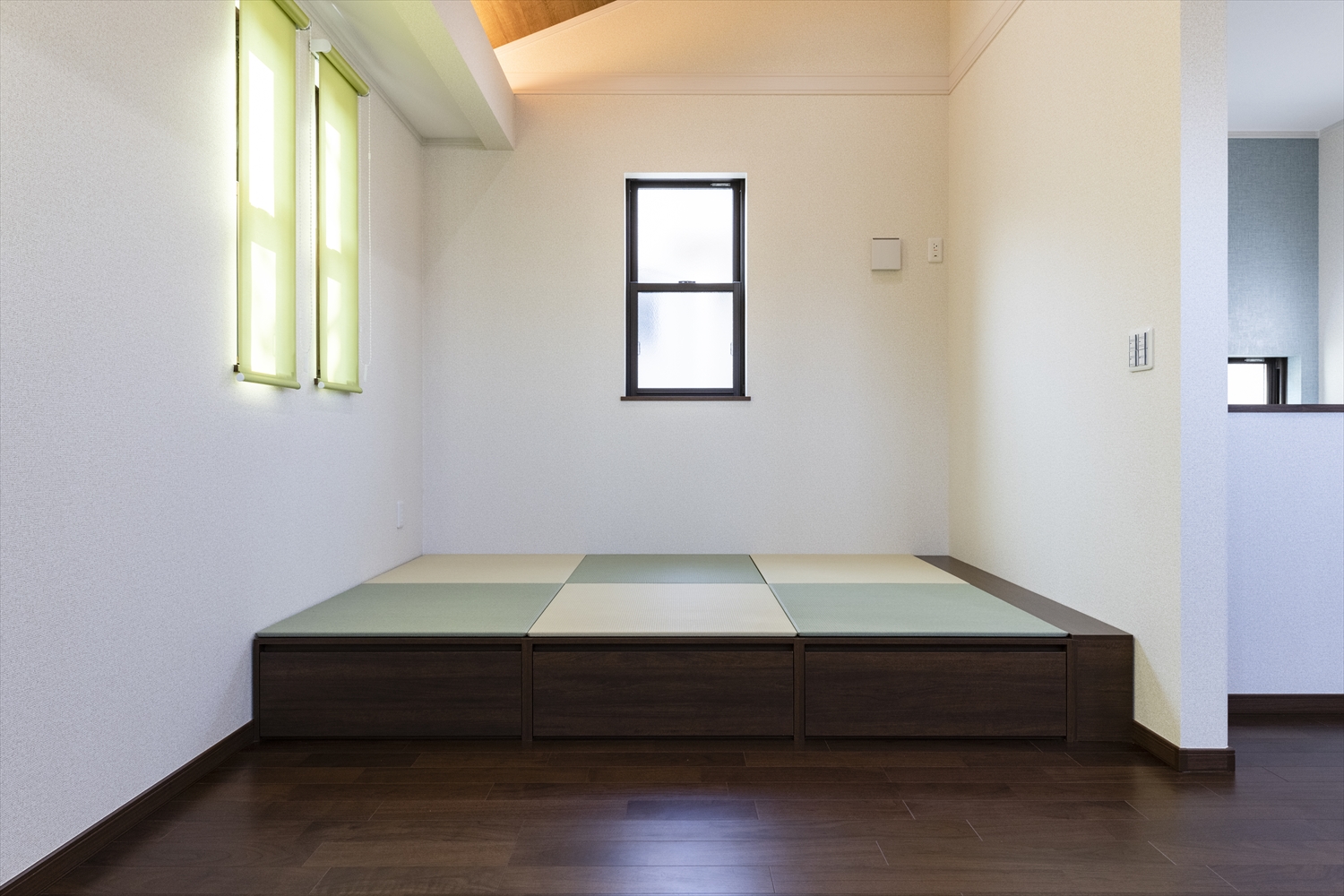畳のさわやかなグリーンが空間を彩る小上がりになった畳スペース。和風×モダンの居心地の良い空間。