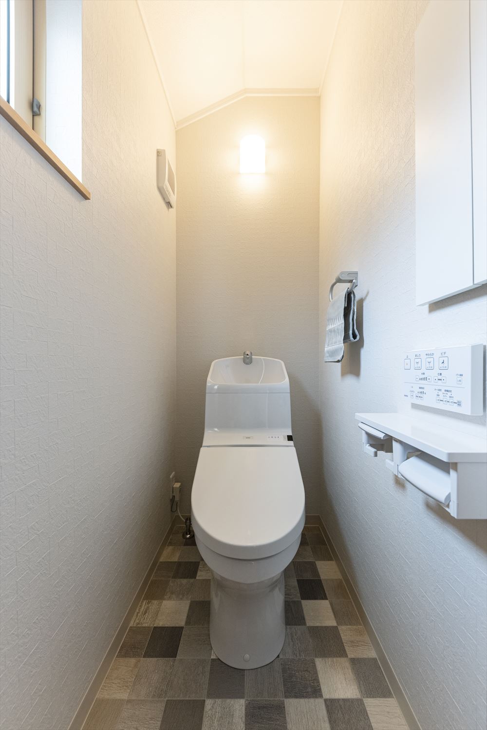 2階トイレ／白を基調とした清潔感のある空間に。