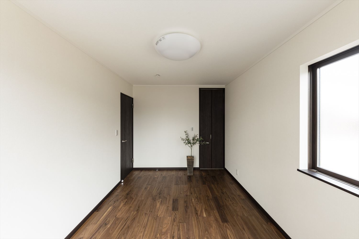 2階洋室／リビング同様白を基調にダーク色を配した落ち着きのある空間。
