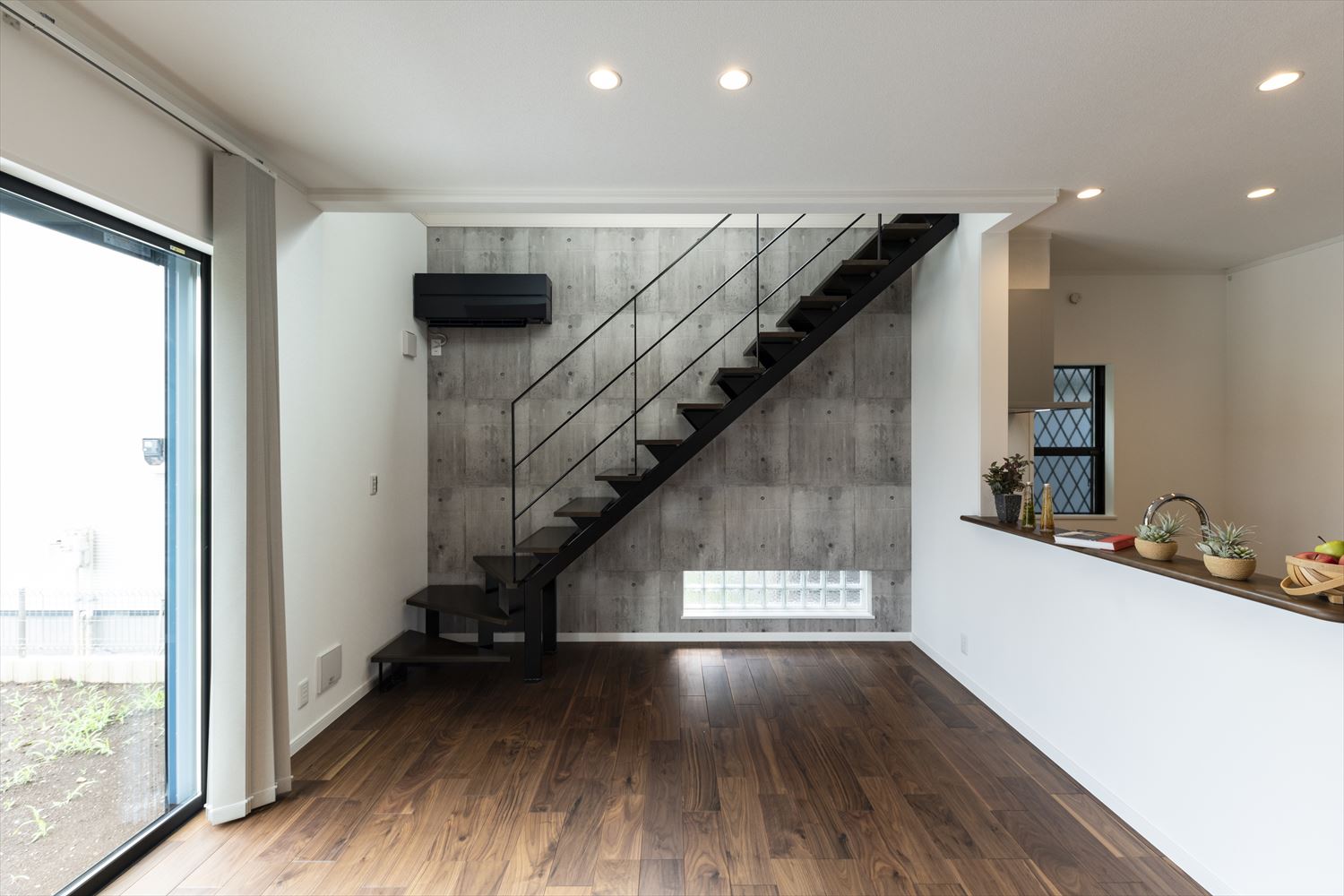 デザイン性の高い黒のスリット階段。コンクリート打ち放し風のクロスと合わせることでインダストリアルな雰囲気に。