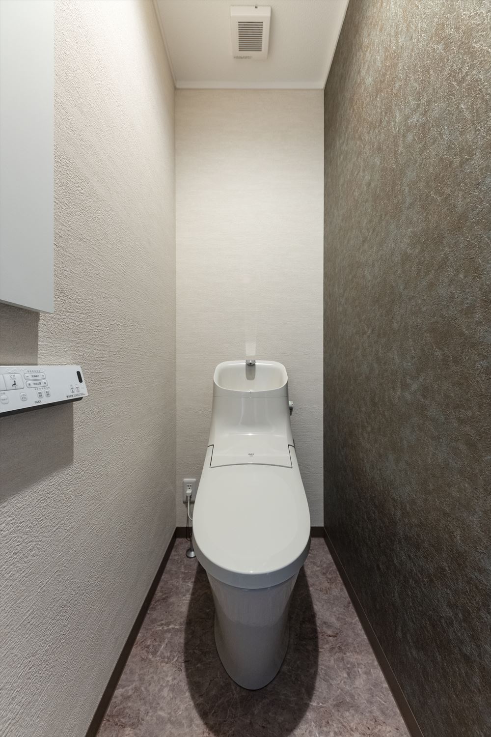 インダストリアルな雰囲気のクロスをあしらった2階トイレ
