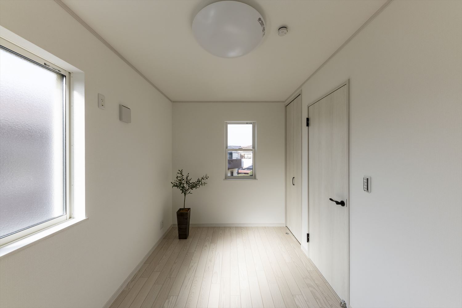 2階洋室／様々なインテリアに合わせやすい白を基調とした室内。