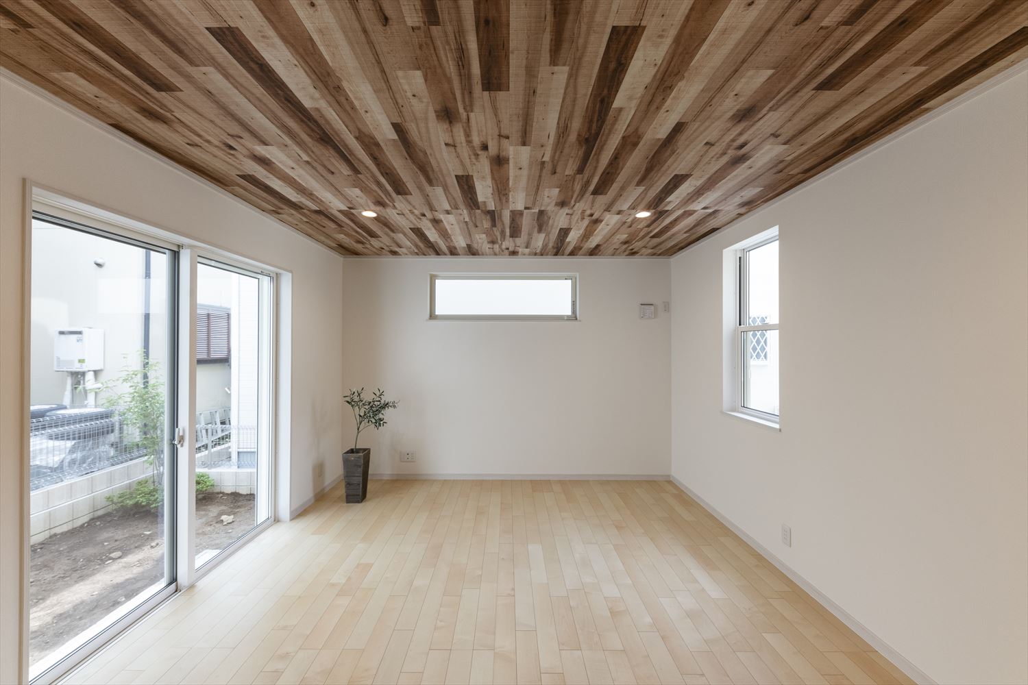 リビング／天井に木目調クロスを施し木の温もりを感じる空間に。