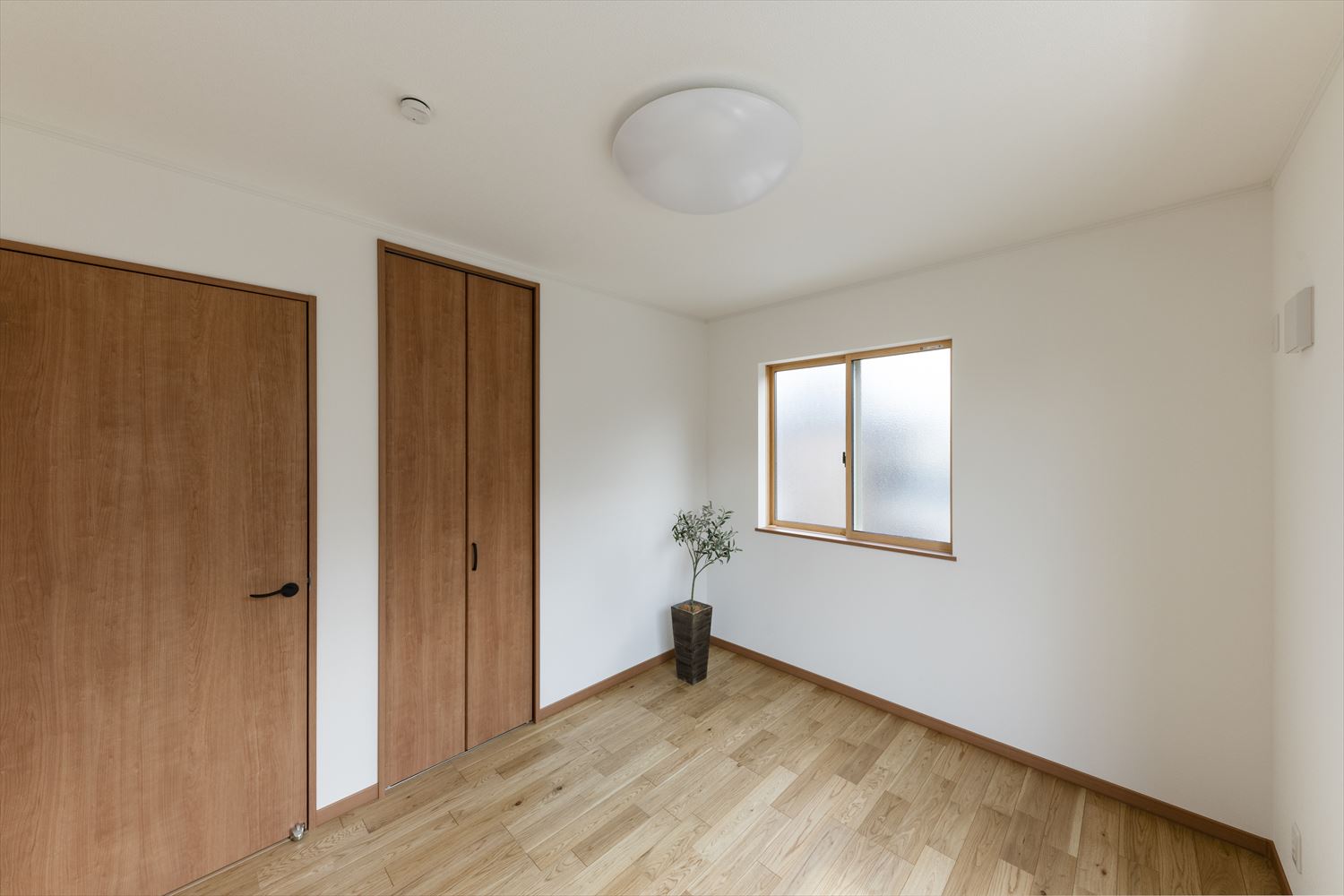 2階洋室／リビング同様白を基調にオーク木の優しい風合いを感じる、穏やかでくつろげる空間に