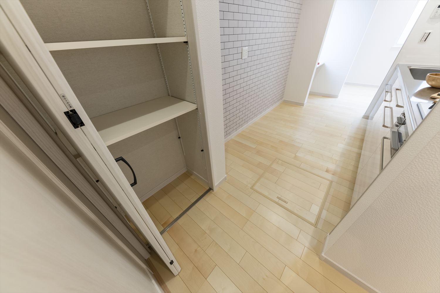 キッチンの他にも可動棚収納や床下収納を設え、いつでもすっきりとした空間に。