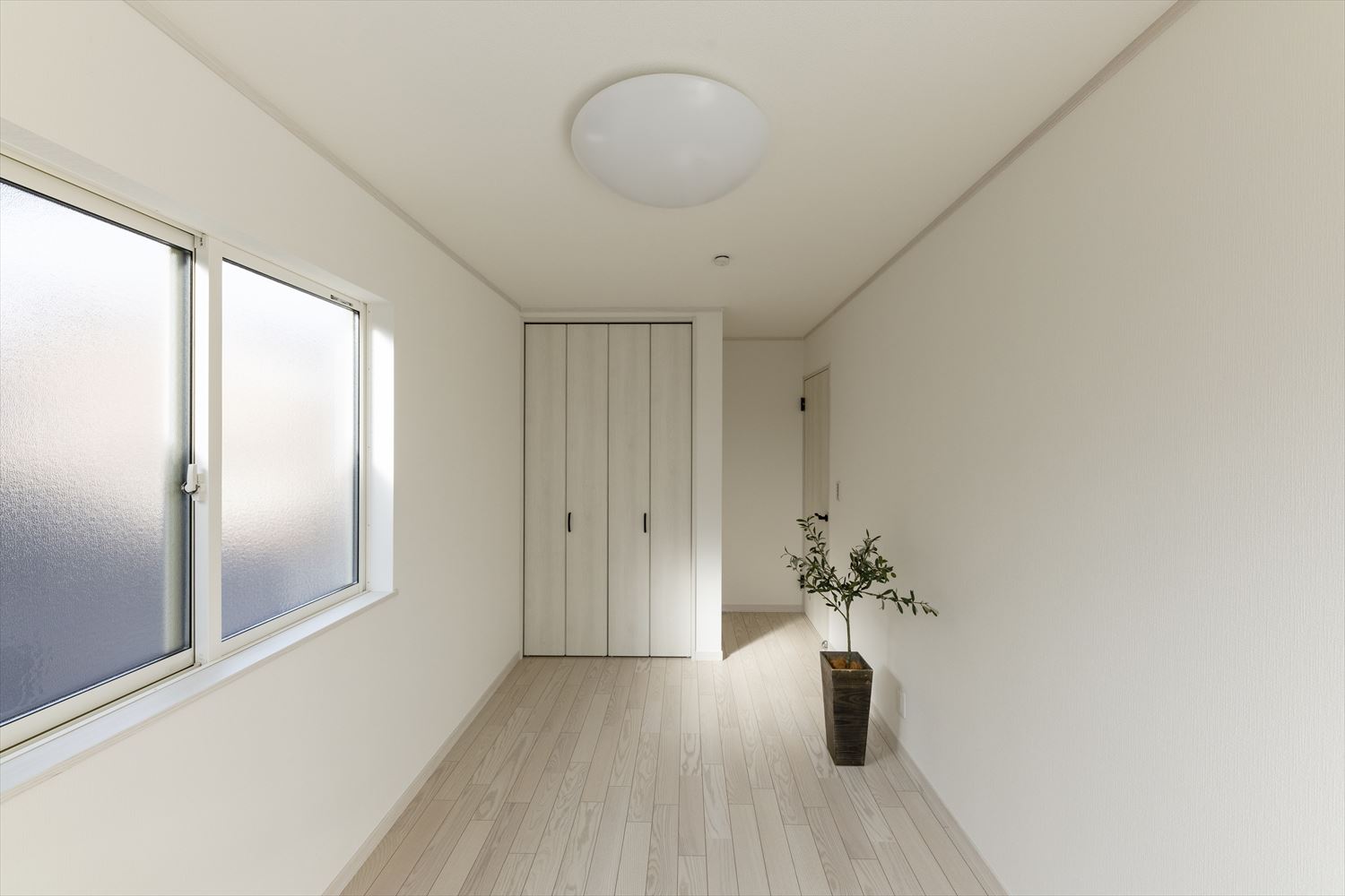 2階洋室／様々なインテリアに合わせやすい白を基調とした室内。