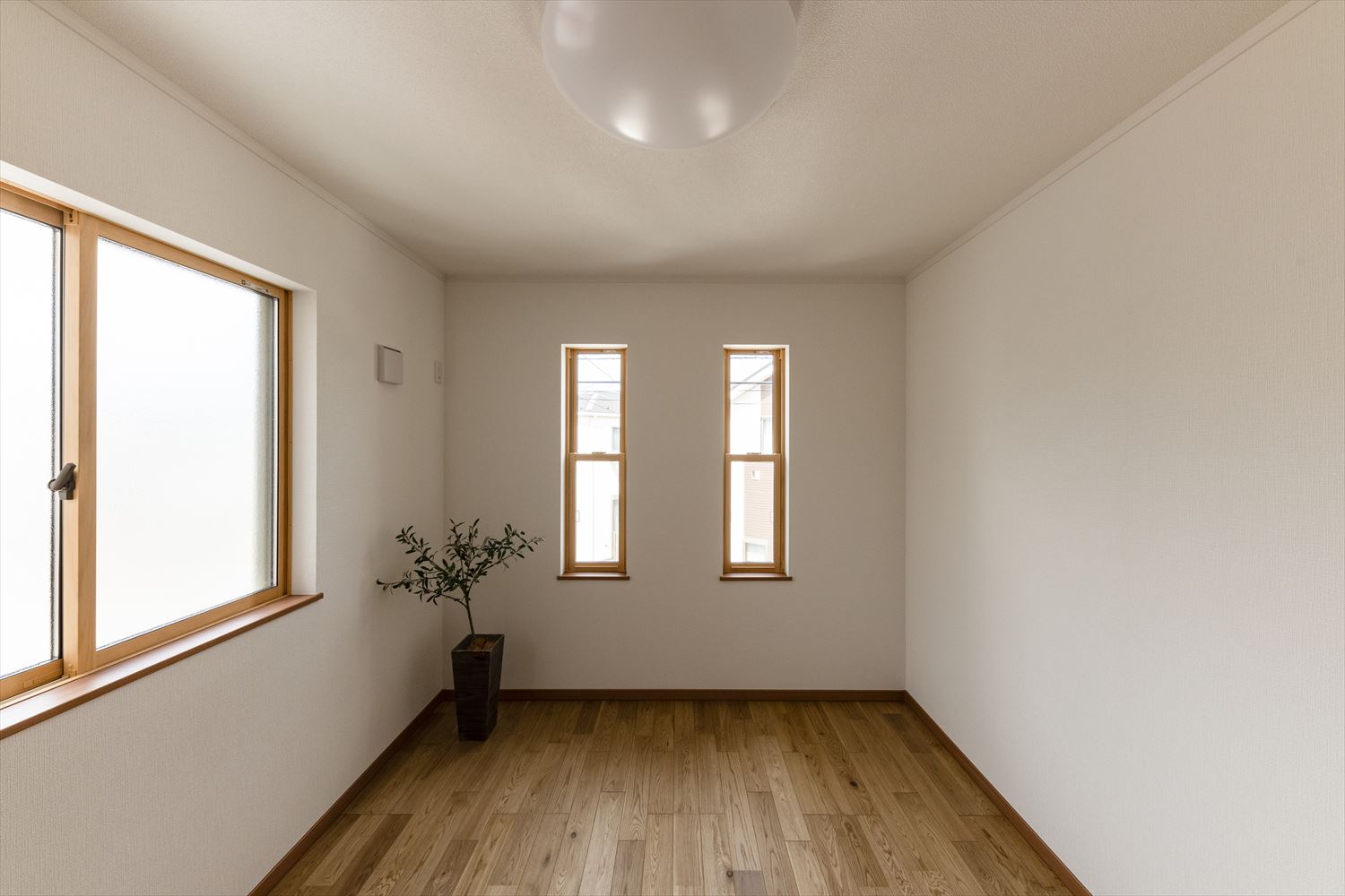 2階洋室／リビング同様白を基調にオーク木の優しい風合いを感じる、穏やかでくつろげる空間に