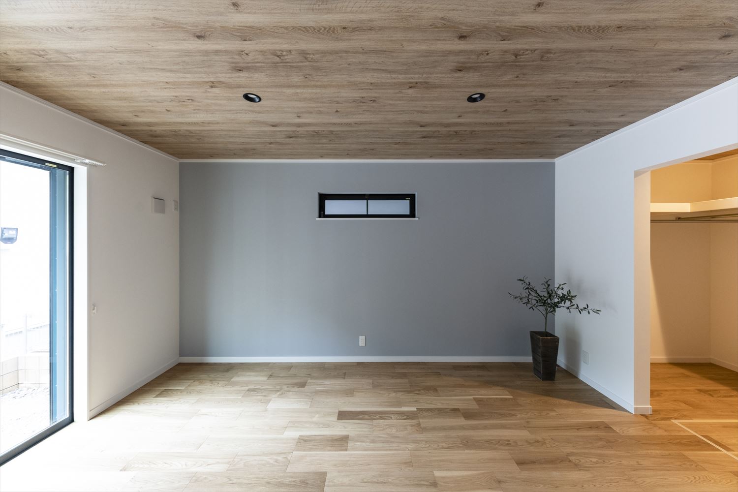1階洋室／床下収納付のウォークインクローゼットを設えた一室。アクセントクロスと木目の天井が印象的な落ち着きのある空間。