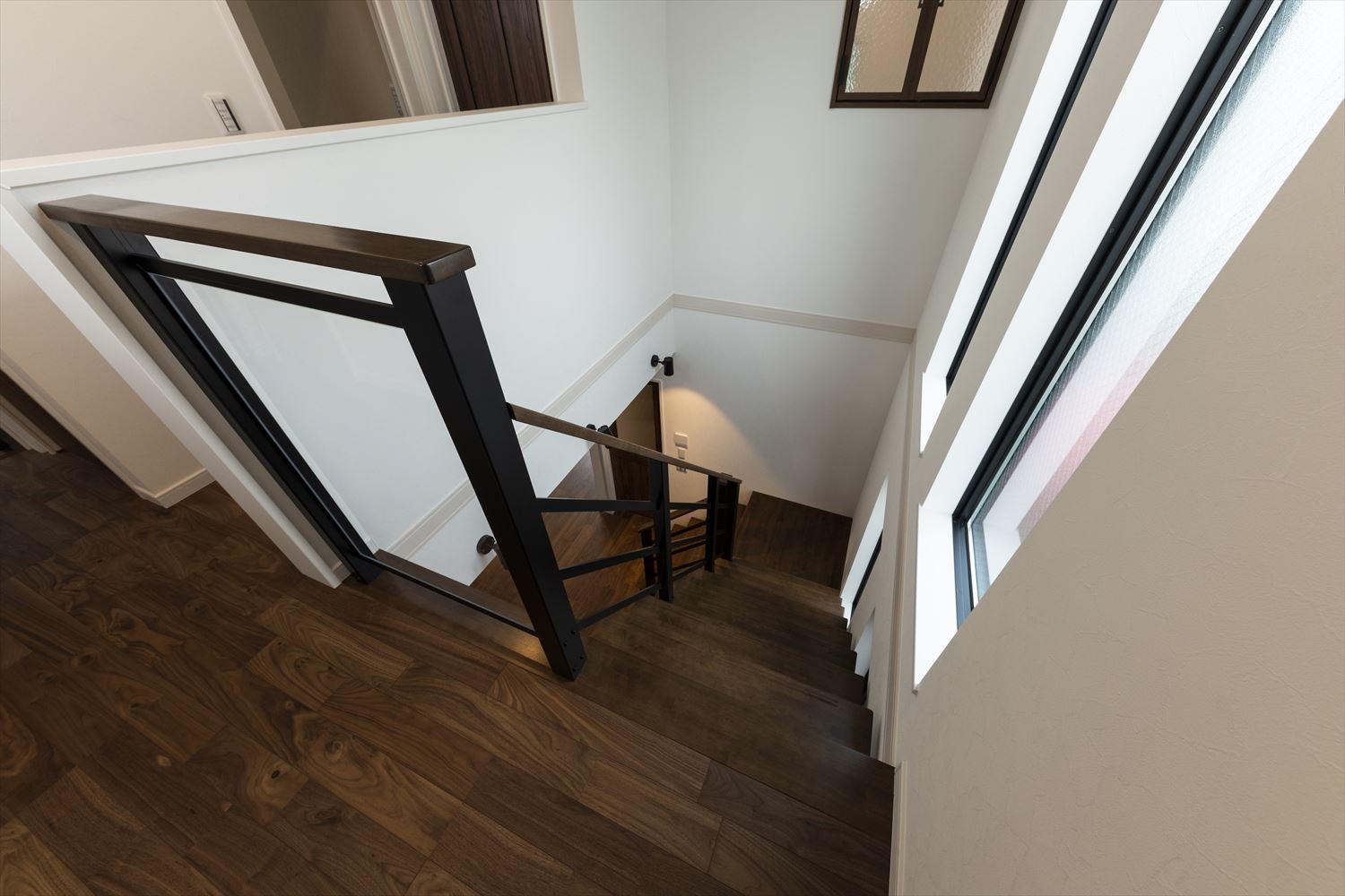 リビングと玄関、二階を繋ぐスペースにはスリット階段＆吹き抜けを採用。