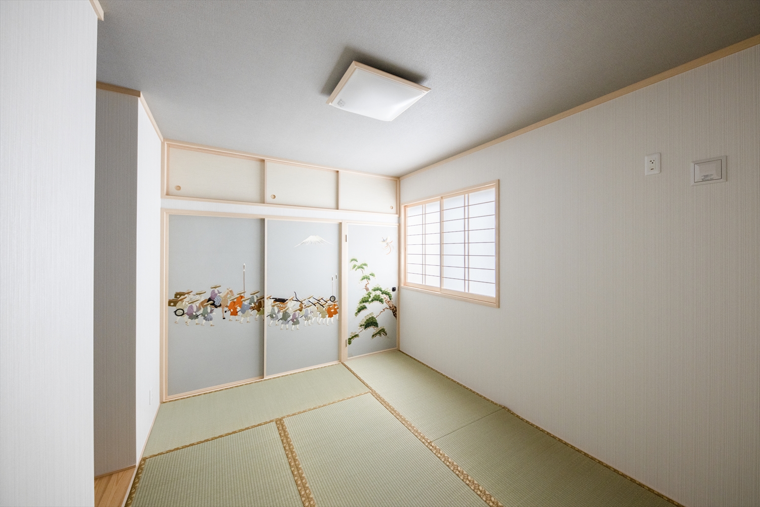１階の小上がり和室とはまた違った印象の２階和室。白のクロスで爽やかに感じられる空間に。